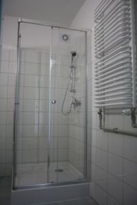 widok na łazienkę z kabiną prysznicową