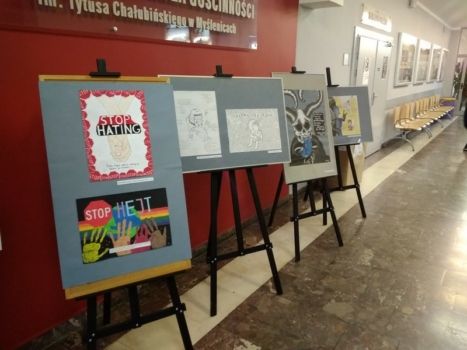 wystawa prac uczniów na sztalugach na korytarzu szkolnym