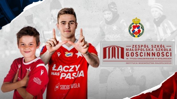 Dwóch młodych chłopców w czerwonych koszulkach sportowych z logotypem Wisły Karków