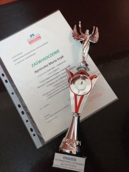 Dyplom i puchar dla finalistki olimpiady Wiedzy o Unii Europejskiej