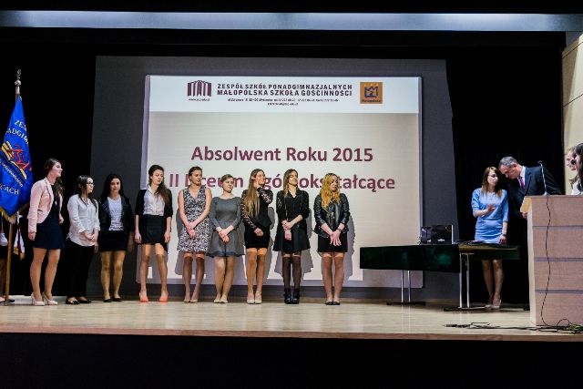 9 Uczennic nominowanych do tytułu absolwenta roku 2015, zdjęcie na scenie