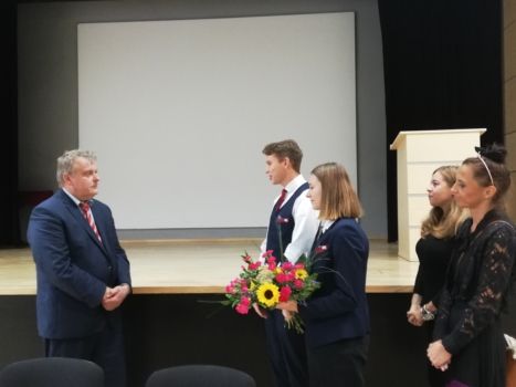Przedstawiciele Samorządu Uczniowskiego wręczają kwiaty nowemu dyrektorowi szkoły