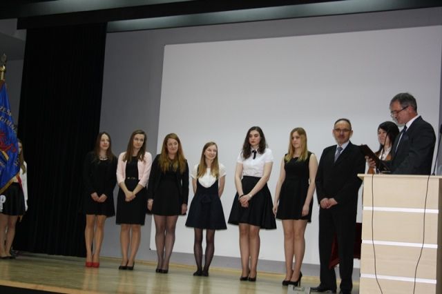 6 Uczennic nominowanych do tytułu absolwenta roku 2016, zdjęcie na scenie