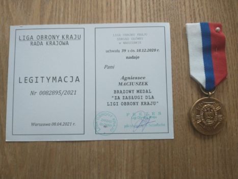 Widok na dyplom i medal Ligii Obrony Kraju