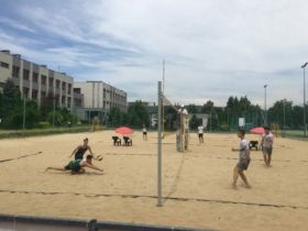 uczniowie na boisku do siatkówki plażowej