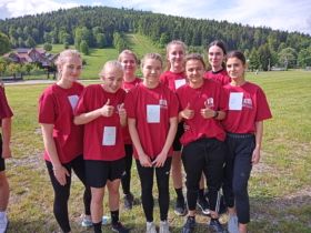 grupa uczniów wyróżnionych w zawodach sportowych