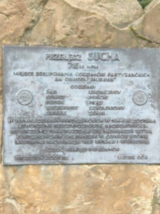 Na zdjęciu tablica upamiętniająca miejsce zgrupowania oddziałów partyzanckich na Suchej Polanie