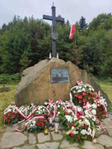 Pomnik upamiętniający miejsce zgrupowania oddziałów partyzanckich na Suchej Polanie
