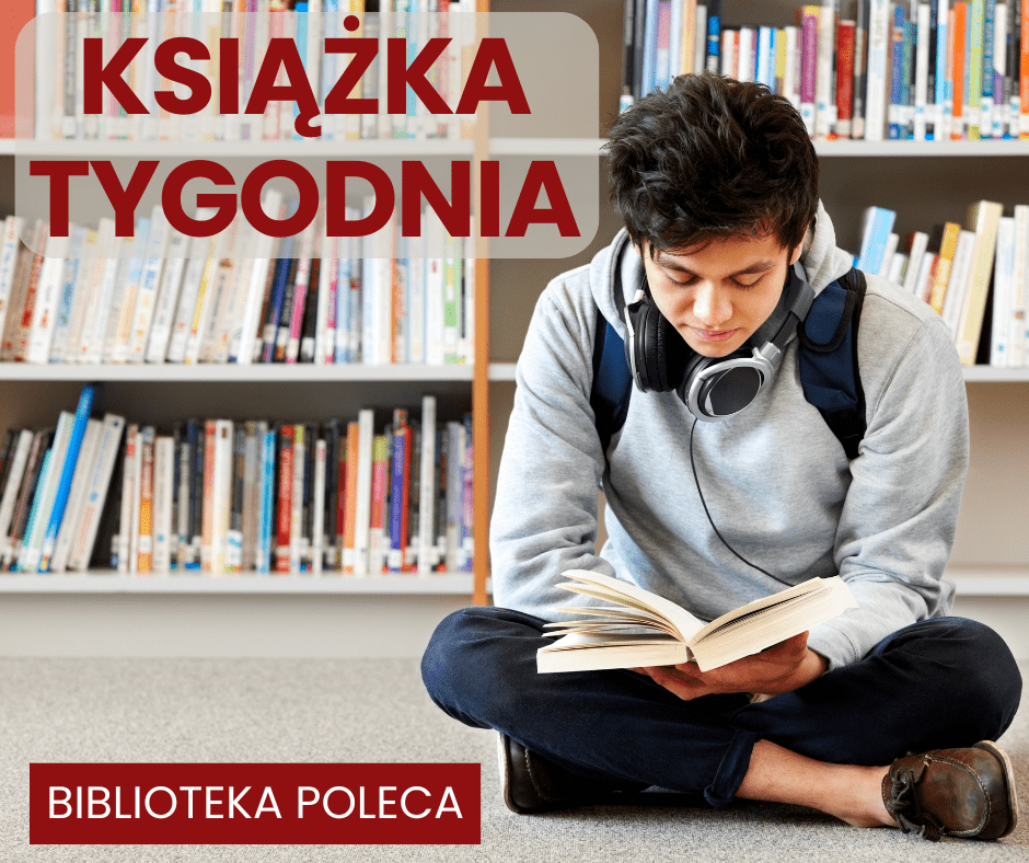 Młody mężczyzna siedzi na podłodze biblioteki z książką w rękach. Ma na szyi słuchawki, obok siebie plecak. W tle półki pełne książek. Na grafice widnieją napisy: Książka tygodnia oraz Biblioteka poleca.